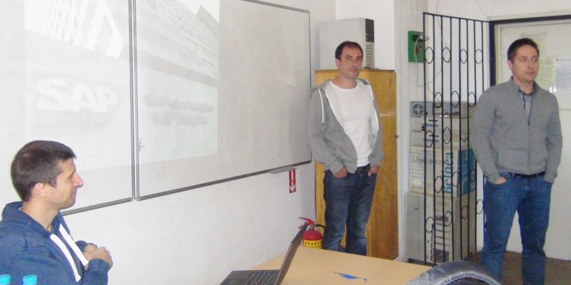 Екип от развойния център на SAP демонстрира програмиране на платформа ESP8266 пред ученици в ТУЕС